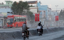 TP.HCM: Hạ cao độ đường Kinh Dương Vương 35cm vì ảnh hưởng nhà dân