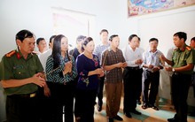 Cảm động với hình ảnh phu nhân Chủ tịch nước đến với bà con vùng lũ