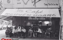 "Hiện tượng" cà phê Vy: Cafe vỉa hè nhưng giá đắt ngang Phúc Long & Highlands, khách vẫn đông nườm nượp