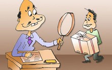 Chuyện nhận quà biếu tặng, mới chỉ cấm cán bộ, chưa đề cập người nhà!