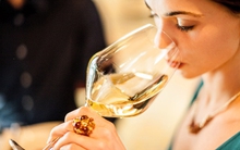 Bạn sẽ trả giá đắt vì đánh răng sau khi uống rượu vang, vì sao vậy?