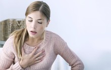 Phụ nữ phải "trả giá đắt" khi bỏ qua 8 dấu hiệu tưởng như bệnh thường nhưng lại tiềm ẩn nguy cơ ung thư phổi này