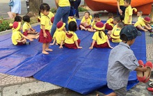 Bài học cậu bé xếp dép nói với chúng ta: Khó khăn hay đủ đầy chẳng quyết định việc hình thành một đức tính tốt