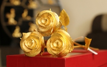 Đại gia chi hơn 800 triệu mua 4 bông hồng đúc vàng nguyên khối tặng bạn gái dịp 8/3