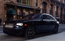 Tiện ích bất ngờ đến từng chi tiết của siêu xe vạn người mê Rolls -Royce Ghost Black Badge