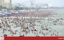 Chiêm ngưỡng “biển người” nêm chặt biển Sầm Sơn dịp nghỉ lễ 30/4 - 1/5