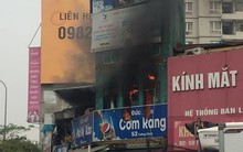 Cháy lớn nhà hàng giữa Hà Nội, một người bỏng nặng