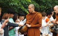 Chẳng màng tới khối tài sản khổng lồ của bố, con trai duy nhất của tỷ phú Malaysia đi khất thực và tìm thấy niềm vui khi tu hành