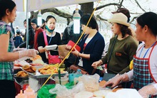 Đồ ăn đắt gấp 3, người dân dự lễ hội hoa hồng Bulgaria vẫn xếp hàng dài chờ mua