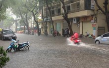 Phố cổ Hà Nội 'chìm' trong biển nước