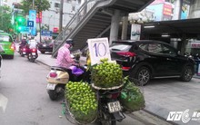 Hàng loạt khách ham rẻ 'dính đòn' vì biển quảng cáo độc chiêu của gánh hàng rong