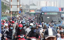 Cửa ngõ TPHCM kẹt xe kinh hoàng từ sáng đến trưa