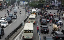 Mặc dải phân cách, xe máy, ô tô vẫn đi vào đường buýt nhanh
