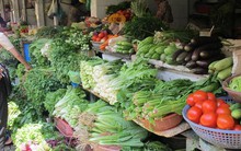 Rau xanh tăng giá mạnh vì trời mưa