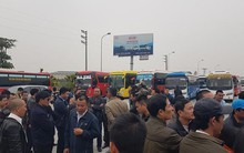 Hơn 50 xe khách tập trung ở trạm thu phí phản đối lệnh chuyển bến