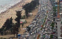 Biển Sầm Sơn đông đặc, khách Hà Nội quay xe bỏ về