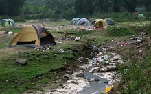 Hà Nội: Du khách hạ trại bên hồ Hàm Lợn ngập rác thải