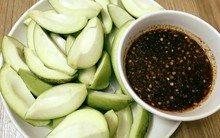 Xoài bao tử chấm mắm 'thần thánh': Dân ghiền ăn vặt ngày hết 1 tạ