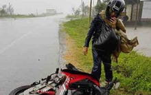 Những hình ảnh khủng khiếp do bão: Đường quốc lộ tan tác, người và xe gồng hết sức vẫn bị gió quật ngã