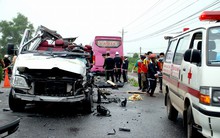 Xe khách đấu đầu biến dạng, 6 người chết