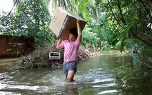 Nước chảy cuồn cuộn biến khu dân cư Sài Gòn thành ‘ốc đảo’