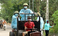 Sau vỡ đê, người HN rải chục tấn vôi bột, hóa chất khử trùng