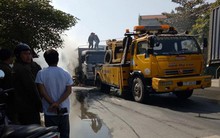 Video: Xe tải bốc cháy ngùn ngụt trên quốc lộ ở Thái Bình