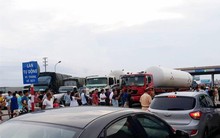 Tài xế dùng tiền lẻ ở trạm BOT QL5: Bộ sẽ rà soát giảm phí, nhà đầu tư nói không