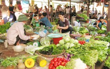 Sau mưa bão rau chợ đắt hơn siêu thị