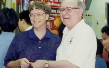 Giàu có đến như vậy nhưng Warren Buffett từng mua bữa trưa cho Bill Gates bằng phiếu giảm giá