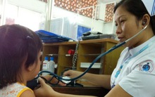 BV Nhi ngày nào cũng phải khám dậy thì sớm, có trẻ mới 2 tuổi: Tiêm hormone có hại không?