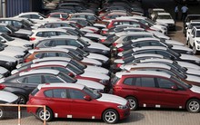 Xót xa nhìn hàng trăm xe sang nằm phơi sương