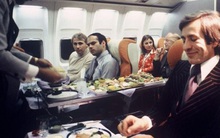 13 bức ảnh cho thấy bữa ăn trên máy bay cách đây 60 năm sang chảnh gấp chục lần ngày nay