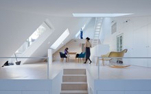 Ngắm ngôi nhà độc, lạ hệt như "tảng băng trôi" ở Nhật