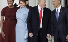 Đây chính là ánh mắt “gây bão” của bà Obama khi nhận được quà từ tay vợ Tổng thống Trump