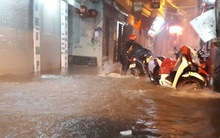 Mưa lớn khiến nhiều tuyến đường của Hà Nội ngập sâu trong đêm tối