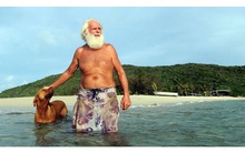 Triệu phú Úc từ bỏ thành thị, sống cô độc như Robinson trên đảo hoang