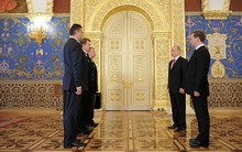 Không chỉ ông Trump, ông Putin cũng mang theo vali có sức mạnh khủng khiếp tới Việt Nam