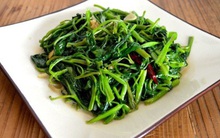 Từ chuyện đĩa rau muống xào tỏi, các bạn trẻ sẽ hiểu vì sao nên trân trọng những việc 'rót nước pha trà' chán ngắt khi mới đi làm