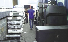 Hàng điện tử cấm nhập vẫn ồ ạt về Việt Nam