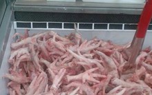 Gà ngoại giá rẻ “ngập” siêu thị