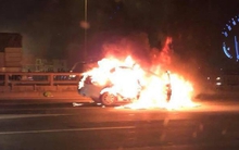 Hà Nội: Ô tô bốc cháy trơ khung sắt trên cầu Thanh Trì