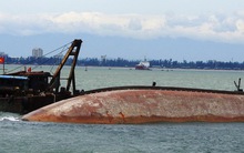 Trục vớt tàu than lật ở Cửa Lò, nghi còn thi thể mắc kẹt