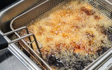 Phát hoảng với dầu ăn 'tái chế' đen sì, bẩn như nước cống ở quán ăn vỉa hè