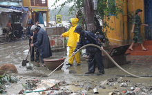 Huy động 1.000 bộ đội dọn bùn, rác sau lũ ở Hội An