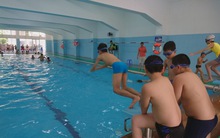 Lớp phổ cập bơi miễn phí ở quận Cầu Giấy và bài toán tỷ lệ tử vong do đuối nước cực cao ở Việt Nam