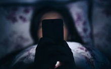 Thừa biết điện thoại làm hỏng giấc ngủ, tại sao chúng ta vẫn lướt mạng hàng đêm?