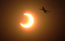 Xem nhật thực trên trời với giá 10.000 USD