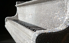 Cận cảnh cây đàn Piano khảm pha lê xa xỉ, có giá bằng cả căn biệt thự cao cấp