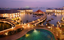 Tọa lạc tại vị trí đắc địa trên Hồ Tây, khách sạn Intercontinental Hanoi gây bất ngờ khi lỗ triền miên, âm vốn gần 900 tỷ